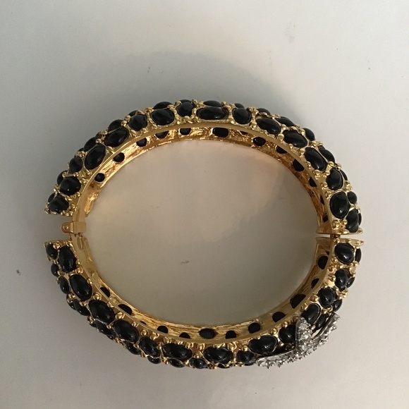 Kenneth Jay Lane Black cabochon & starfish pave bracelet - Picture 2 of 11